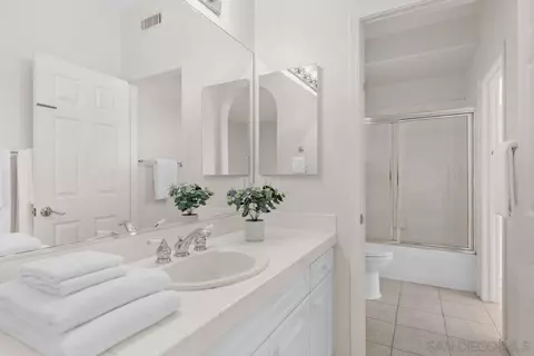 Bath - 2815 Ridgegate Row, La Jolla, CA 92037 photo 5 of 5
