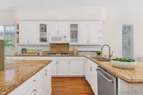 Kitchen - 2815 Ridgegate Row, La Jolla, CA 92037 photo 4 of 7