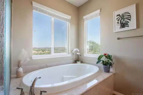 Bath - 34376 Coppola St, Temecula, CA 92592 photo 4 of 6