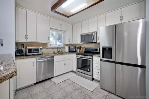 Kitchen - 14062 Mazatlan Way, Poway, CA 92064 photo 4 of 7