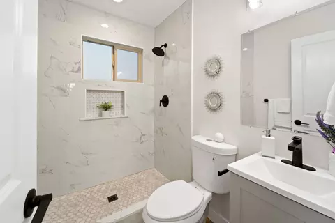 Bath - 7290 Colony Rd, La Mesa, CA 91942 photo 3 of 3