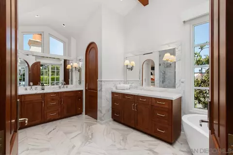 Bath - 7729 Ivanhoe Ave, La Jolla, CA 92037 photo 2 of 7