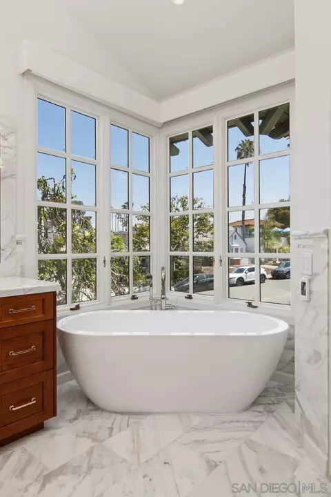 Bath - 7729 Ivanhoe Ave, La Jolla, CA 92037 photo 5 of 7