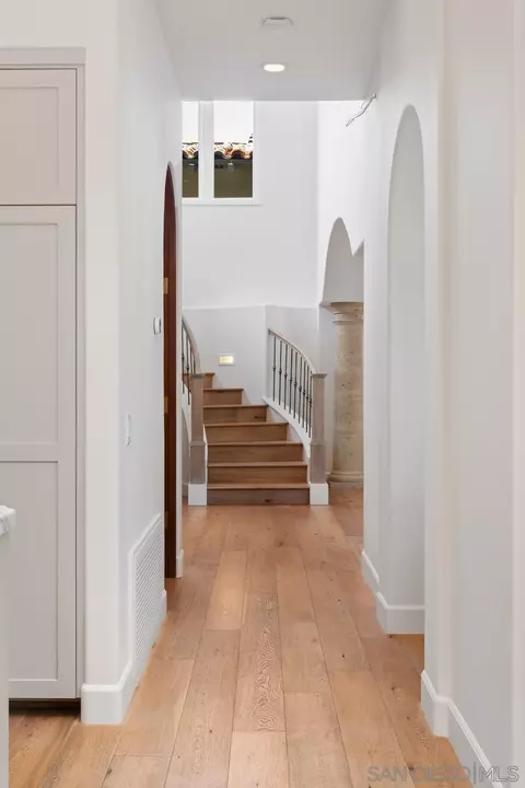 Entry Way - 7729 Ivanhoe Ave, La Jolla, CA 92037 photo 1 of 2