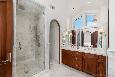 Bath - 7729 Ivanhoe Ave, La Jolla, CA 92037 photo 3 of 7