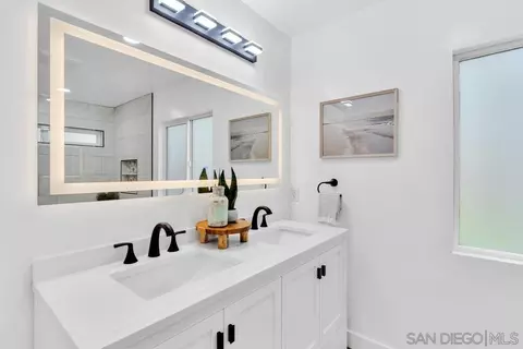 Bath - 1028-30 Balour Dr, Encinitas, CA 92024 photo 2 of 11