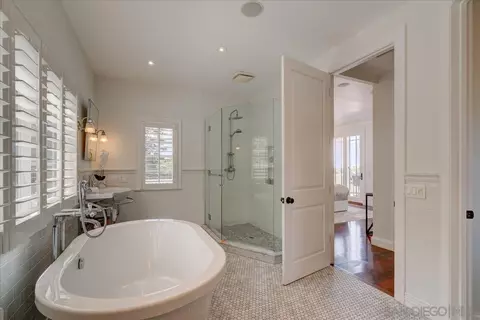 Bath - 7722 Roseland Dr, La Jolla, CA 92037 photo 2 of 6