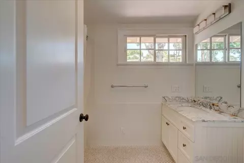 Bath - 7722 Roseland Dr, La Jolla, CA 92037 photo 4 of 6