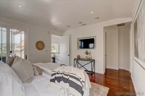 Bedroom - 7722 Roseland Dr, La Jolla, CA 92037 photo 4 of 10