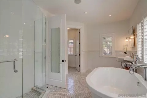 Bath - 7722 Roseland Dr, La Jolla, CA 92037 photo 3 of 6