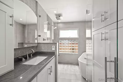Bath - 12590 Cloudesly Dr, San Diego, CA 92128 photo 2 of 6