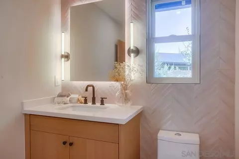 Bath - 2133 Woodwind Dr, Encinitas, CA 92024 photo 2 of 11