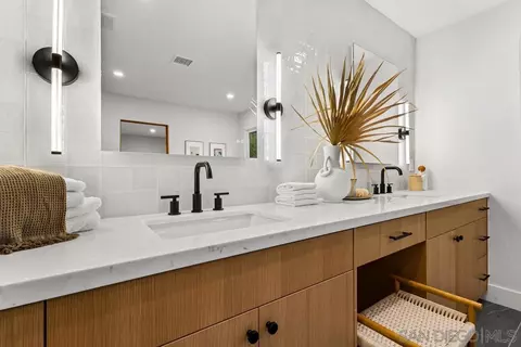 Bath - 2133 Woodwind Dr, Encinitas, CA 92024 photo 4 of 11