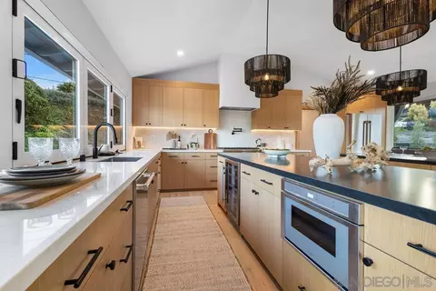 Kitchen - 2133 Woodwind Dr, Encinitas, CA 92024 photo 3 of 12