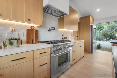 Kitchen - 2133 Woodwind Dr, Encinitas, CA 92024 photo 4 of 12