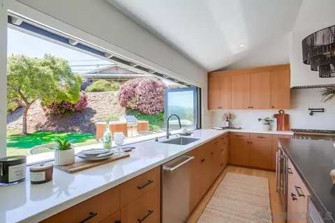 Kitchen - 2133 Woodwind Dr, Encinitas, CA 92024 photo 8 of 12
