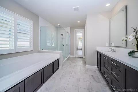 Bath - 3076 Heirloom Pl, Escondido, CA 92029 photo 2 of 6