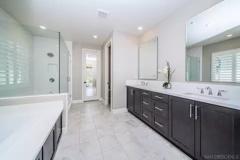 Bath - 3076 Heirloom Pl, Escondido, CA 92029 photo 3 of 6