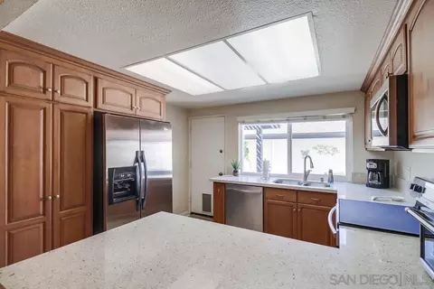 Kitchen - 10061 Nuerto Ln, Spring Valley, CA 91977 photo 3 of 5