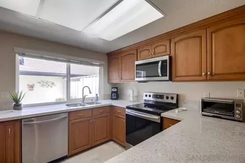 Kitchen - 10061 Nuerto Ln, Spring Valley, CA 91977 photo 4 of 5