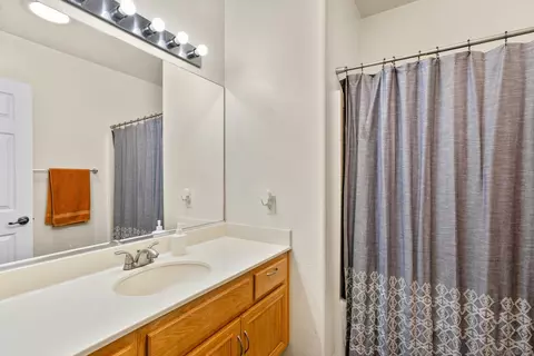 Bath - 1469 Rancho Rose Way #25, Oceanside, CA 92057 photo 2 of 2
