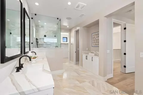 Bath - 2916 Highland Dr, Carlsbad, CA 92008 photo 1 of 3
