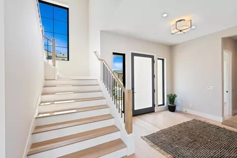 Entry Way - 2916 Highland Dr, Carlsbad, CA 92008 photo 2 of 2