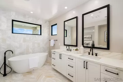 Bath - 2916 Highland Dr, Carlsbad, CA 92008 photo 2 of 3