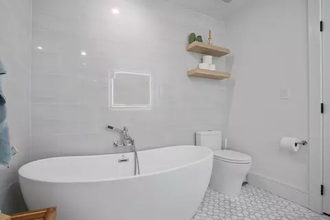 Bath - 971 Skylark Dr, La Jolla, CA 92037 photo 2 of 3