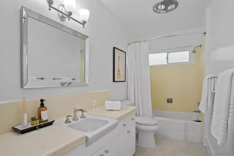 Bath - 971 Skylark Dr, La Jolla, CA 92037 photo 3 of 3