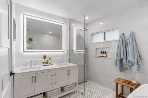 Bath - 971 Skylark Dr, La Jolla, CA 92037 photo 1 of 3