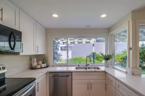 Kitchen - 22 Half Moon Bnd, Coronado, CA 92118 photo 3 of 4