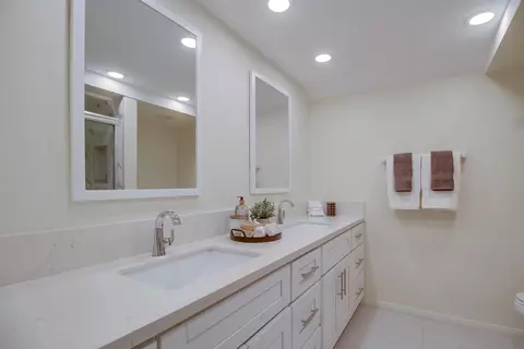 Bath - 22 Half Moon Bnd, Coronado, CA 92118 photo 2 of 3