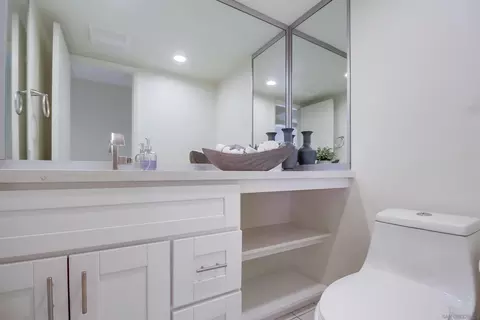 Bath - 22 Half Moon Bnd, Coronado, CA 92118 photo 1 of 3