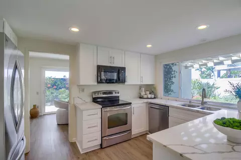 Kitchen - 22 Half Moon Bnd, Coronado, CA 92118 photo 2 of 4