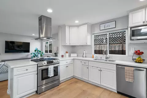 Kitchen - 5760 Kelton Ave, La Mesa, CA 91942 photo 1 of 2