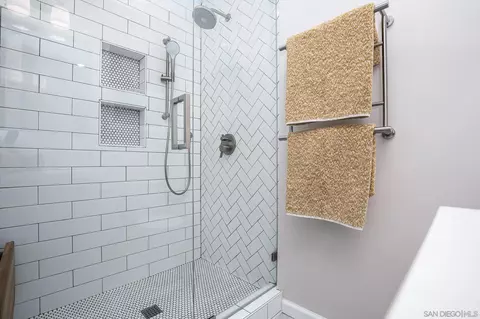 Bath - 4655 Edenvale Ave, La Mesa, CA 91941 photo 4 of 6