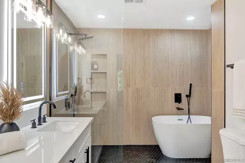 Bath - 7750 Palacio Dr, Carlsbad, CA 92009 photo 2 of 3
