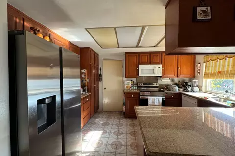 Kitchen - 1333 Stone Meadow Dr, Camarillo, CA 93010 photo 3 of 3