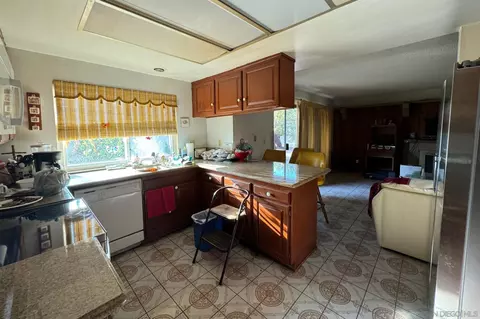 Kitchen - 1333 Stone Meadow Dr, Camarillo, CA 93010 photo 2 of 3