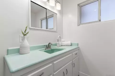 Bath - 564 Ann St, El Cajon, CA 92021 photo 4 of 4