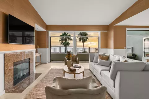 Living - 5430 La Jolla Blvd #C302, La Jolla, CA 92037 photo 1 of 5