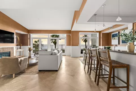 Living - 5430 La Jolla Blvd #C302, La Jolla, CA 92037 photo 2 of 5