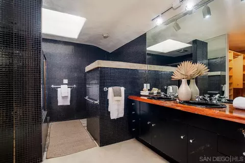 Bath - 2349 Rue Adriane, La Jolla, CA 92037 photo 1 of 2