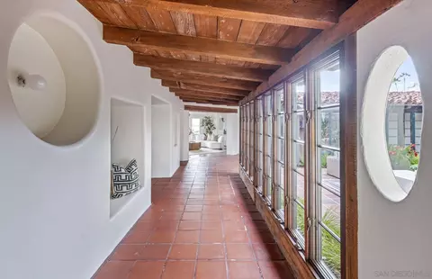 Entry Way - 6004 Avenida Cresta, La Jolla, CA 92037 photo 5 of 9