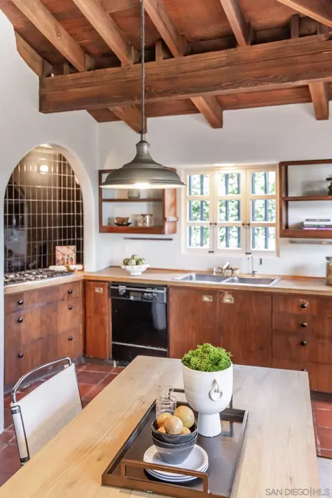 Kitchen - 6004 Avenida Cresta, La Jolla, CA 92037 photo 1 of 3