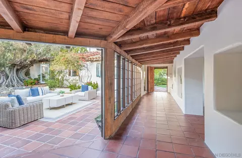 Entry Way - 6004 Avenida Cresta, La Jolla, CA 92037 photo 4 of 9