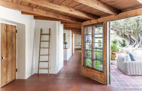 Entry Way - 6004 Avenida Cresta, La Jolla, CA 92037 photo 3 of 9
