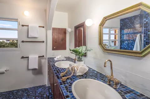 Bath - 6004 Avenida Cresta, La Jolla, CA 92037 photo 2 of 2