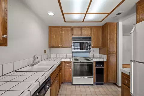 Kitchen - 1559 Apache Dr #B, Chula Vista, CA 91910 photo 1 of 2